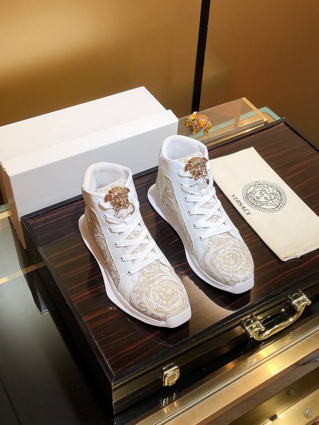 商品名称：Versace 范思哲 正规码数: 38-44 高帮鞋 商品材料：精选 牛皮鞋面，柔软羊皮内里；原厂大底。